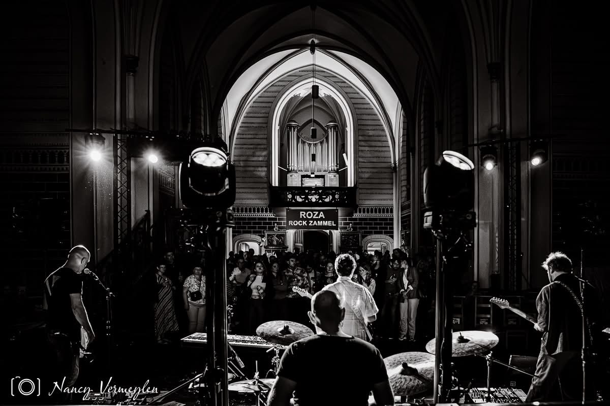 Rock Zammel live in de kerk — band op de HOLY Stage onder de gewelven (zwart-wit)